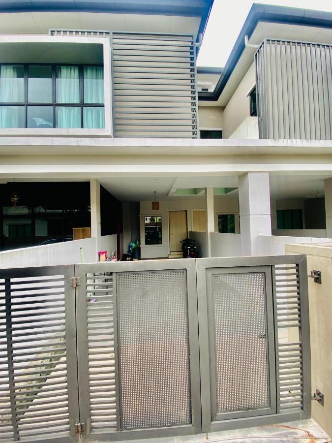 Faizal Madhi Homestay 古晋 外观 照片